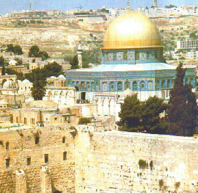 Sur l'emplacement du Temple, la mosquée Al-Aqsa et la coupole du rocher, dite improprement "mosquée d'Omar"