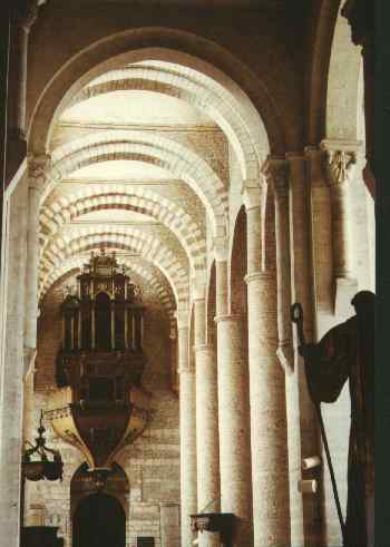 Tournus, l'intérieur. Une des premières églises romanes, fondée en 1007.