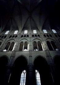 Laon, contre plongée sur la nef  -  cliquez pour agrandir