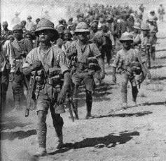 Les  troupes britanniques  montent à l'assaut de Bagdad