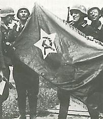  < soldats allemands avec un drapeau pris à l'ennemi >