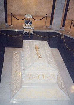 Sarcophage de Bourguiba, à Monastir  (photo: Camille Larané)