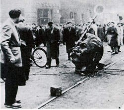 Budapest en octobre 1956: les habitants abattent les reliques du stalinisme