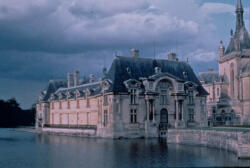 Le petit Château de Chantilly  et les douves, héritées de la forteresse médiévale © Giraudon