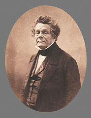  < Adolphe Crémieux, par Nadar (photo de 1856, collection Getty) >