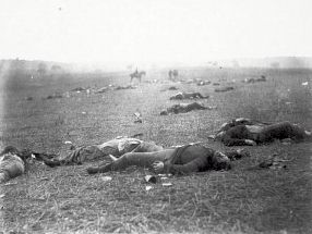  < Confédérés sur le champ de bataille de Gettysburg >