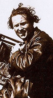  < Jean Mermoz à bord du Comet DH88 le 1er août 1935, sur la ligne Paris-Casablanca >