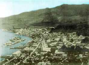 Saint-Pierre au pied de la Montagne Pelée, avant l'éruption