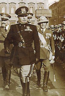  Le Duce Mussolini passe ses troupes en revue en 1938