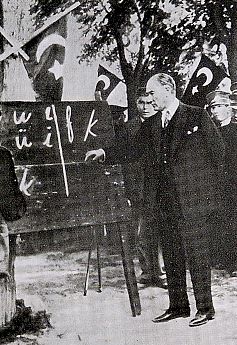  < Mustapha Kemal en maître d'école >