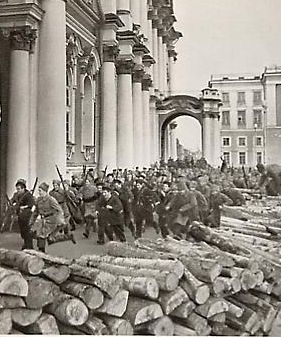 La prise du Palais d'Hiver, vue par Eisenstein dans son film: Octobre