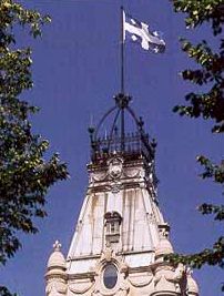  < Le fleurdelisé sur le Parlement de Québec >