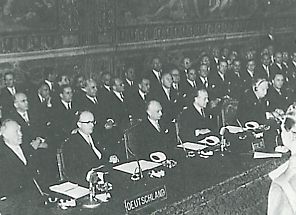  < signature du traité de la CEE, à Rome, le 25 mars 1957 >