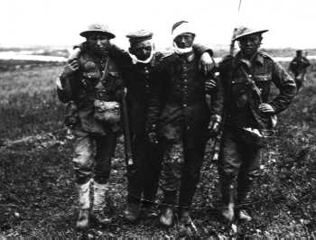 Dans les tranchées anglaises, chez les Fusiliers du Lancashire, avant l'assaut (source: www.worldwar1.com)