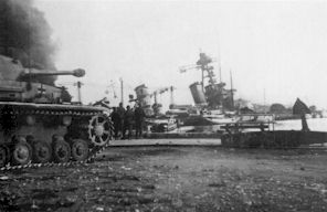 Le cuirassé Colbert gît sur le flanc dans la rade de Toulon