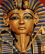  < Le célèbre masque mortuaire de Toutânkhamon >