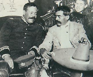Pancho Villa et Zapata, son célèbre sombrero sur les genoux (6 décembre 1914)