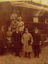 Les signataires de l'armistice devant le wagon de Rethondes
