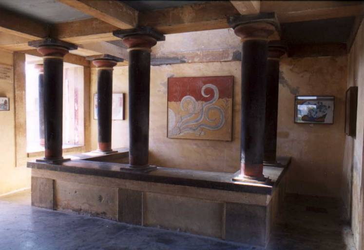  La salle du trône à Cnossos (restauration hasardeuse de Sir A. Evans)