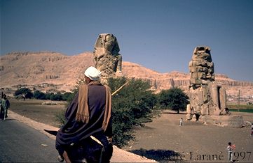 Les colosses de Mammon surveillent toujours les fellahs