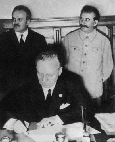Von Ribbentrop signe le pacte entre Molotov et Staline