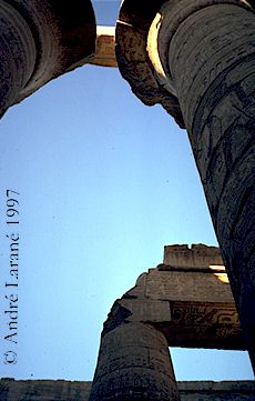 Colonnes géantes de la salle hypostyle du temple de Karnak