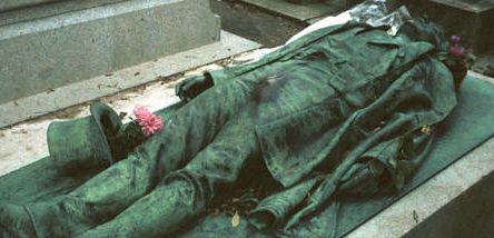 Gisant de Victor Noir au Père Lachaise, par Dalou