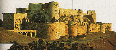 Un des châteaux construits par les croisés : le Krak des chevaliers, en Syrie, qui commande la route menant en Palestine.