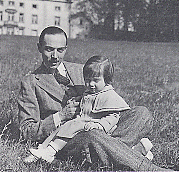 Le comte de Paris avec son fils aîné Henri, deux ans et demi, sur la pelouse du manoir d'Anjou.