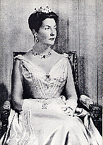 Portrait de Madame la comtesse de Paris dans les années 1950, portant la parure de saphirs et diamants, dite "deMarie-Antoinette".