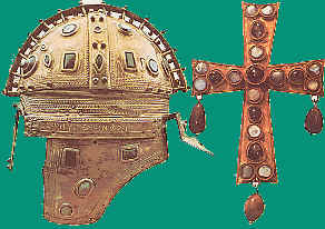 Casque et croix d'orfèvrerie barbare. Exécutés avec des feuilles d'or et de pierres précieuses enchâssées.