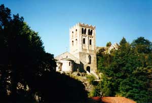 chevet et tour vus de loin