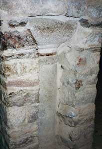 pilier enrobé dans la maçonnerie