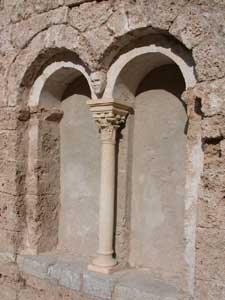 restes d'arcades de la galerie est