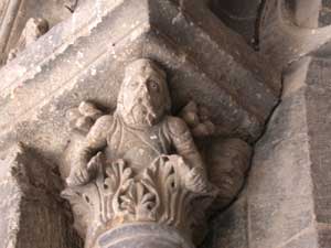 chapiteau du  porche du for