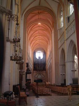 quimper-nef_depuis-choeur2-red.jpg
